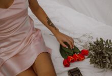 https://www.pexels.com/pl-pl/zdjecie/uprawa-intrygujaca-kobiete-siedzaca-na-lozku-z-kwiatami-i-retro-aparat-fotograficzny-5478819/