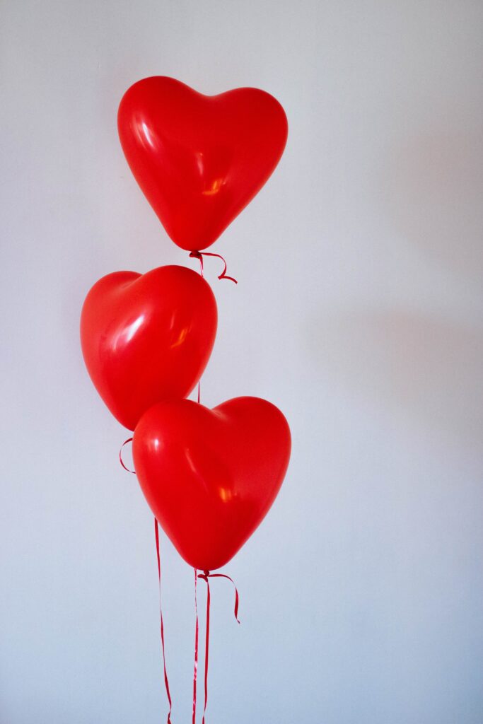 https://www.pexels.com/pl-pl/zdjecie/trzy-balony-czerwone-serce-704748/